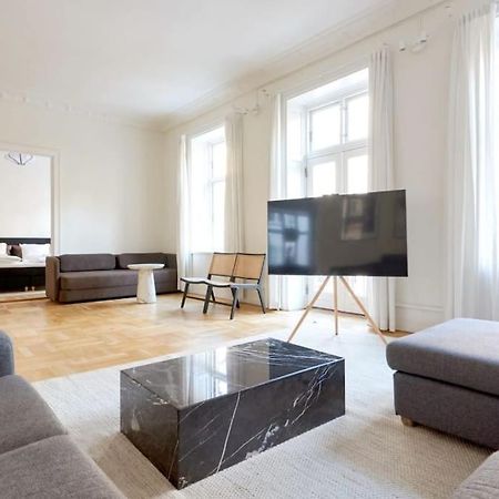 Moderen And Sleek 3Br With Bath By The Lakes And Metro โคเปนเฮเกน ภายนอก รูปภาพ