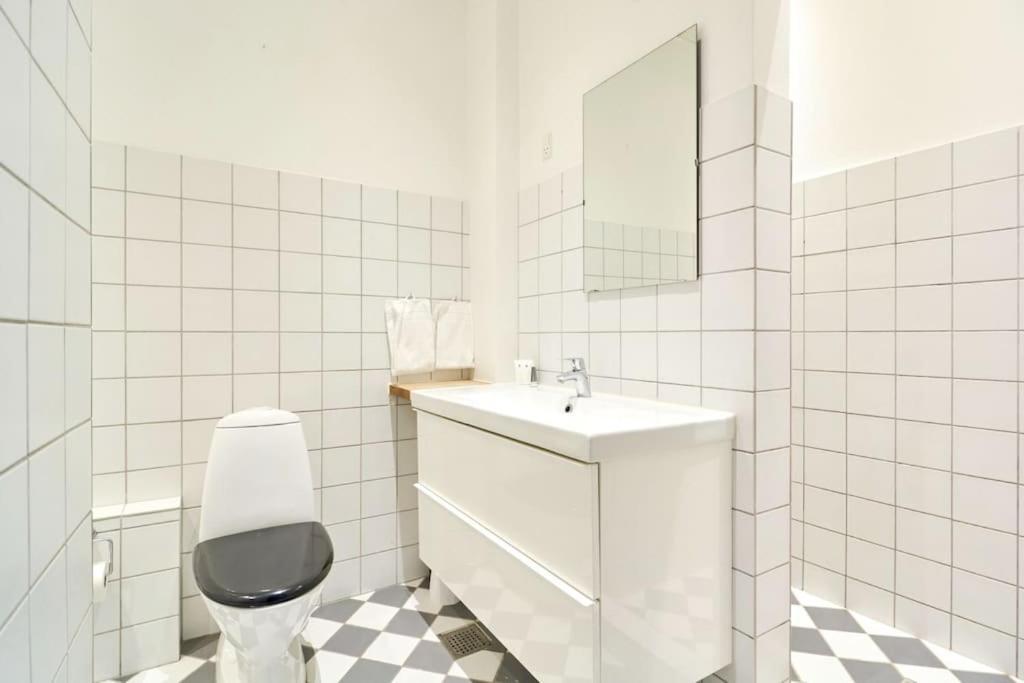 Moderen And Sleek 3Br With Bath By The Lakes And Metro โคเปนเฮเกน ภายนอก รูปภาพ