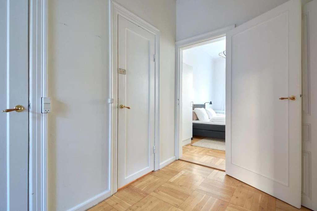 Moderen And Sleek 3Br With Bath By The Lakes And Metro โคเปนเฮเกน ภายนอก รูปภาพ