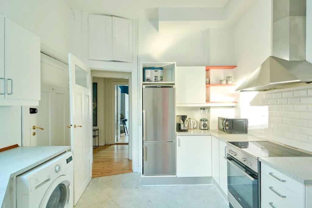 Moderen And Sleek 3Br With Bath By The Lakes And Metro โคเปนเฮเกน ภายนอก รูปภาพ