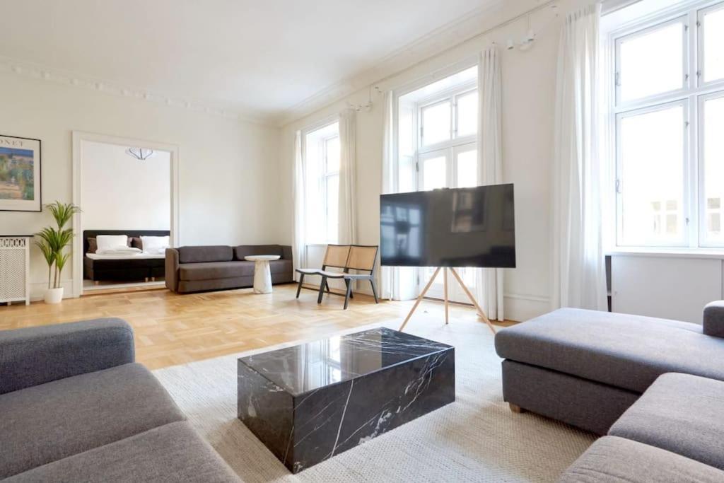 Moderen And Sleek 3Br With Bath By The Lakes And Metro โคเปนเฮเกน ภายนอก รูปภาพ