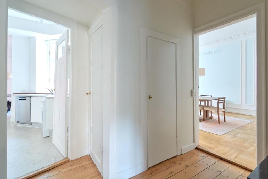 Moderen And Sleek 3Br With Bath By The Lakes And Metro โคเปนเฮเกน ภายนอก รูปภาพ
