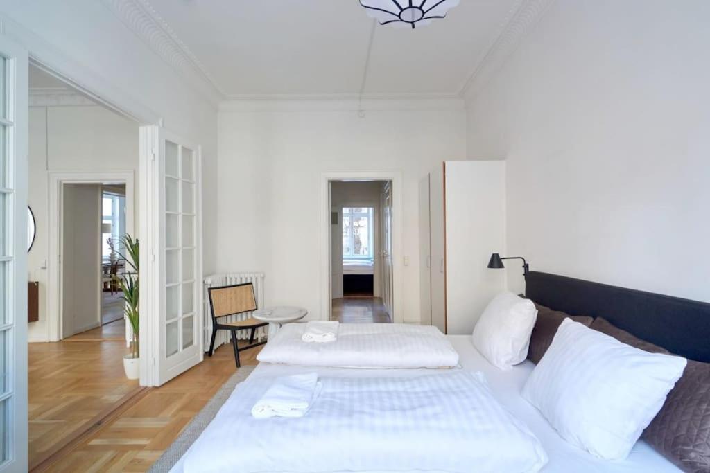 Moderen And Sleek 3Br With Bath By The Lakes And Metro โคเปนเฮเกน ภายนอก รูปภาพ