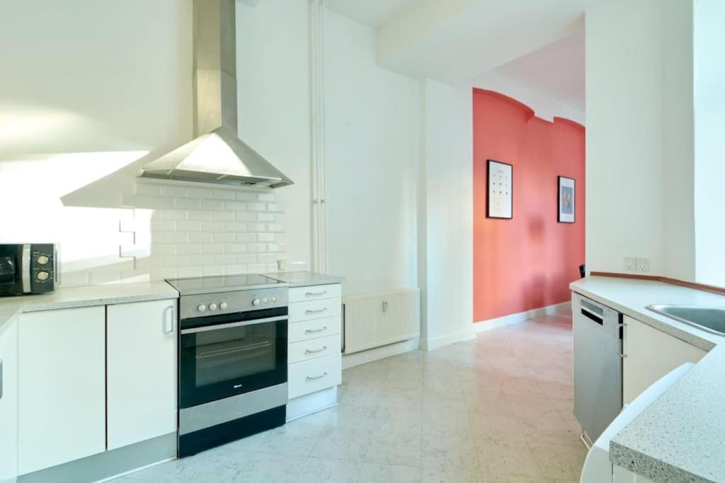 Moderen And Sleek 3Br With Bath By The Lakes And Metro โคเปนเฮเกน ภายนอก รูปภาพ