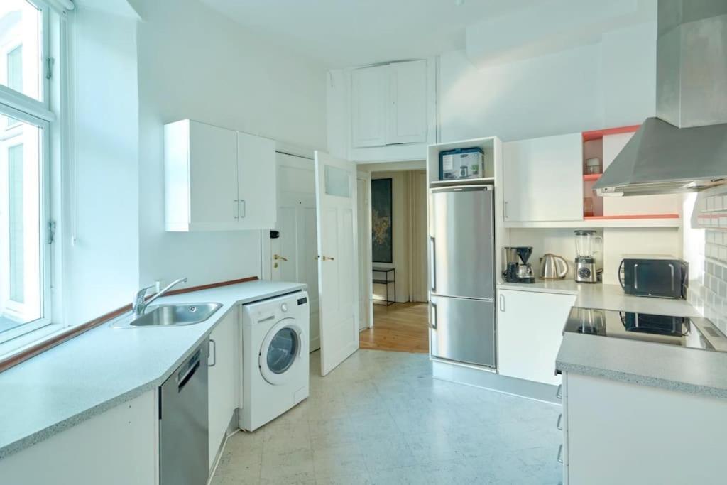 Moderen And Sleek 3Br With Bath By The Lakes And Metro โคเปนเฮเกน ภายนอก รูปภาพ
