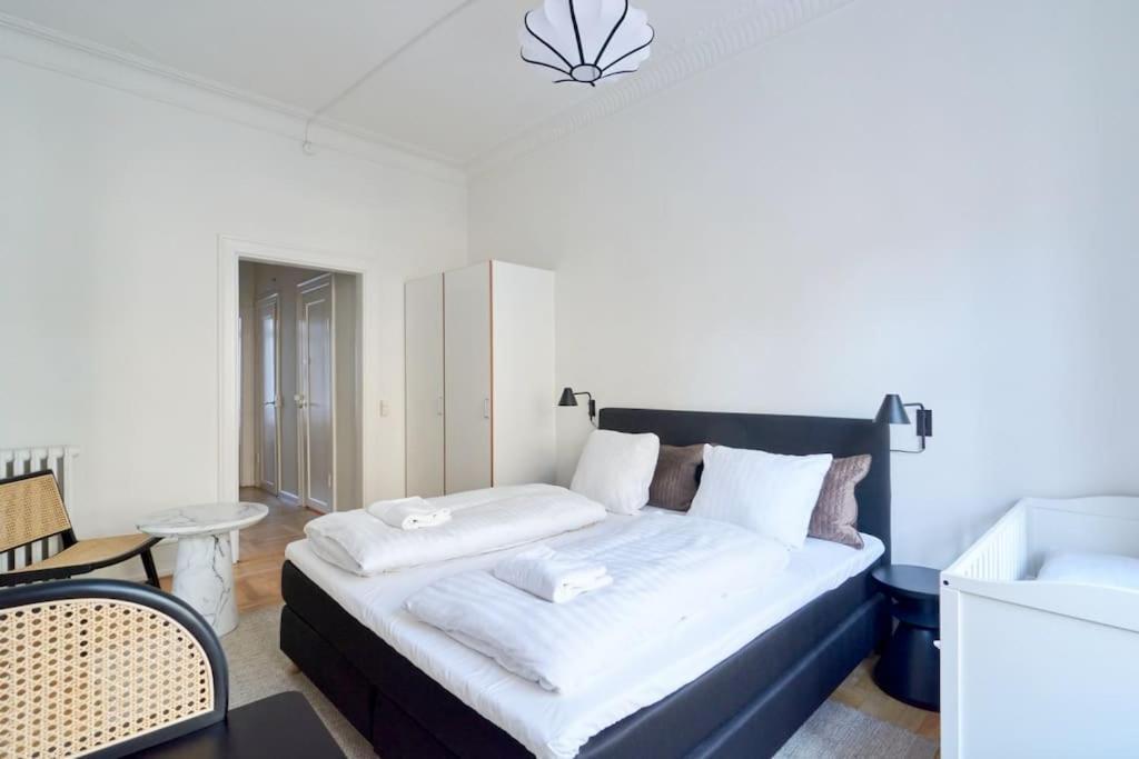 Moderen And Sleek 3Br With Bath By The Lakes And Metro โคเปนเฮเกน ภายนอก รูปภาพ