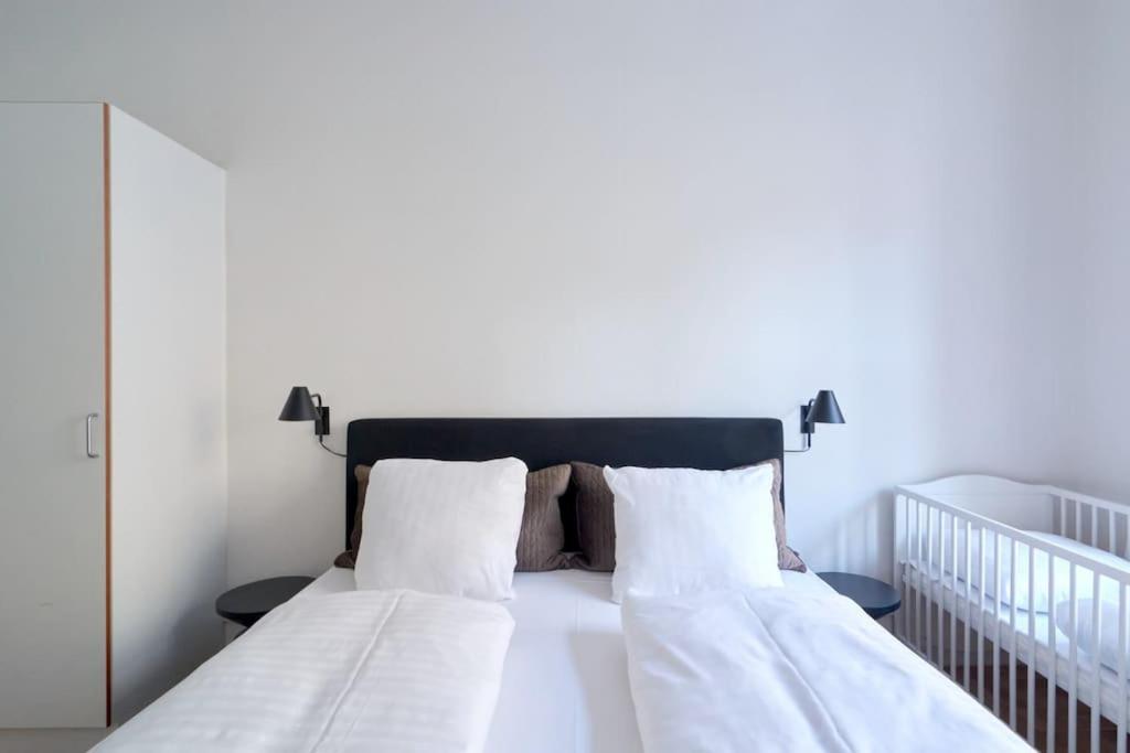 Moderen And Sleek 3Br With Bath By The Lakes And Metro โคเปนเฮเกน ภายนอก รูปภาพ