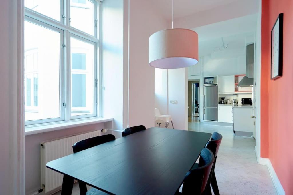 Moderen And Sleek 3Br With Bath By The Lakes And Metro โคเปนเฮเกน ภายนอก รูปภาพ